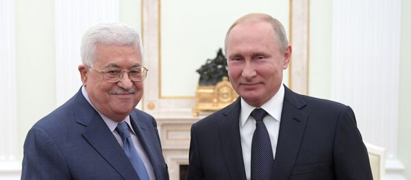 Президент России Владимир Путин и президент государства Палестина Махмуд Аббас, архивное фото - Sputnik Тоҷикистон