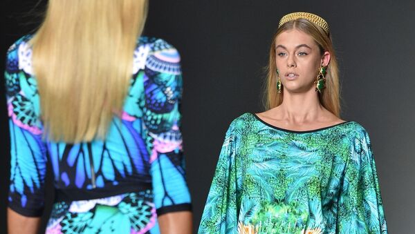 Модель на показе австралийского дизайнера Aqua Blu время Австралийской недели моды в Сиднее  - Sputnik Таджикистан