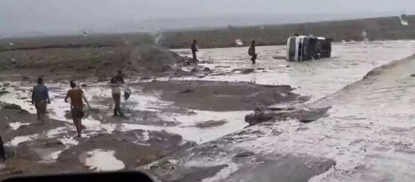 Селевой поток перевернул микроавтобус на дороге Худжанд-Аш - Sputnik Тоҷикистон