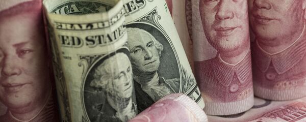 Американские доллары и китайские юани Американские доллары и китайские юани - Sputnik Таджикистан