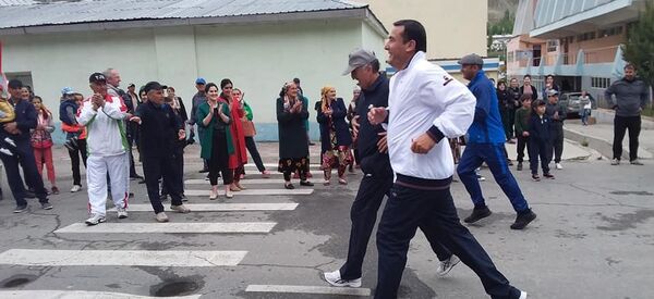 Дави миллӣ бо иштироки Ёдгор Файзов, раиси ВМКБ ва генерал Абдураҳмон Аламшозода, ноиби аввали вазири умури дохилии ҶТ дар Хоруғ - Sputnik Тоҷикистон