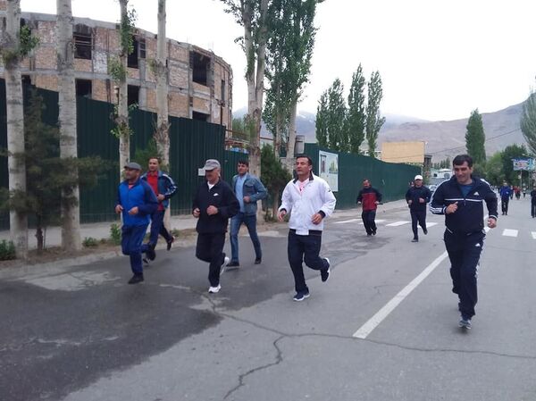 Кӣ пештар? дави раиси ВМКБ ва генерал Аламшозода бо мардум дар Хоруғ – аксҳо - Sputnik Тоҷикистон