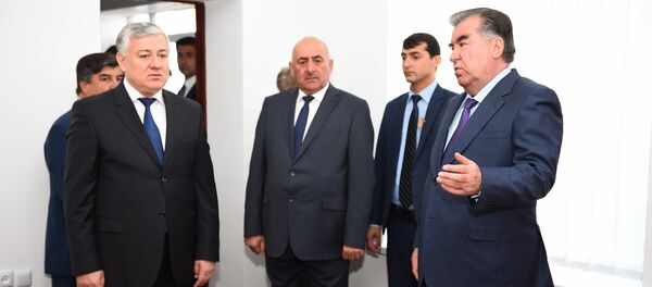 Шермуҳаммади Шоҳиён, раиси Суди олии Тоҷикистон ва Эмомалӣ Раҳмон, раисиҷумҳури Тоҷикистон Шермуҳаммади Шоҳиён, раиси Суди олии Тоҷикистон ва Эмомалӣ Раҳмон, раисиҷумҳури Тоҷикистон - Sputnik Тоҷикистон