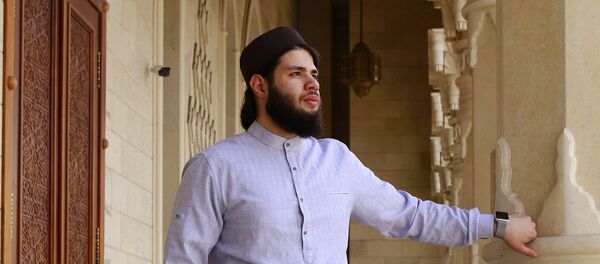 На модели костюм, эскиз к которому нарисовал Азиз Исмагамбетов На модели костюм, эскиз к которому нарисовал Азиз Исмагамбетов - Sputnik Таджикистан