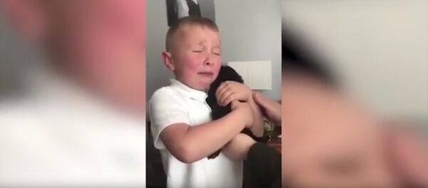 Мальчика до слез потряс подарок дедушки - трогательное видео - Sputnik Тоҷикистон