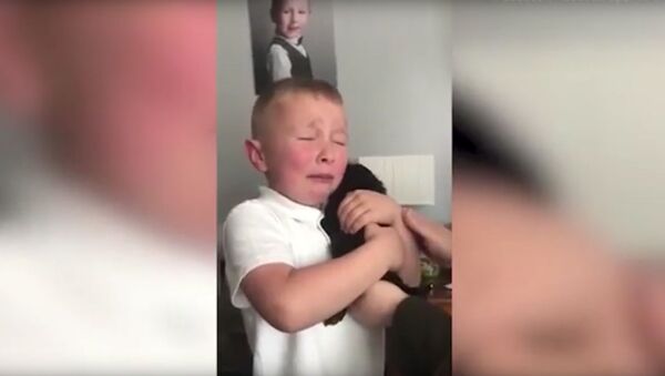 Мальчика до слез потряс подарок дедушки - трогательное видео - Sputnik Таджикистан