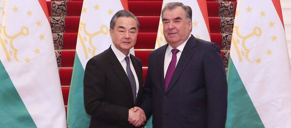 Рахмон провел переговоры с министром иностранных дел Китая  - Sputnik Тоҷикистон