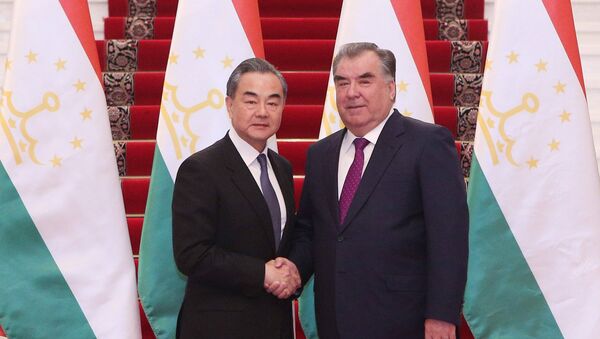 Рахмон провел переговоры с министром иностранных дел Китая  - Sputnik Тоҷикистон
