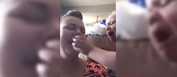 Ребёнок успокоил маму отдав соску - видео Ребёнок успокоил маму отдав соску - видео - Sputnik Таджикистан