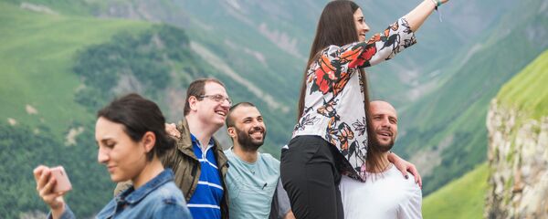 Туристы фотографируются на смотровой площадке - Sputnik Таджикистан