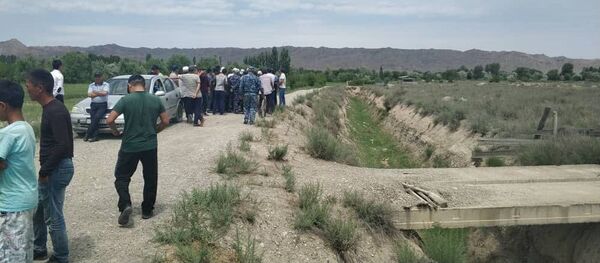 В селе Кара-Бак на кыргызско-таджикской границе собрались местные жители с требованием выставить военнослужащих возле кладбища - Sputnik Тоҷикистон