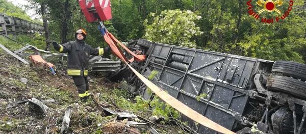 Место происшествия с туристическим автобусом в итальянской провинции Сиена. 22 мая 2019 - Sputnik Тоҷикистон