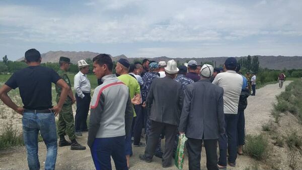 В селе Кара-Бак на кыргызско-таджикской границе собрались местные жители с требованием выставить военнослужащих возле кладбища - Sputnik Тоҷикистон