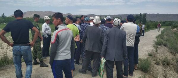В селе Кара-Бак на кыргызско-таджикской границе собрались местные жители с требованием выставить военнослужащих возле кладбища В селе Кара-Бак на кыргызско-таджикской границе собрались местные жители с требованием выставить военнослужащих возле кладбища - Sputnik Тоҷикистон