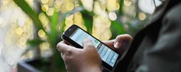 Девушка пишет сообщение на телефоне - Sputnik Тоҷикистон