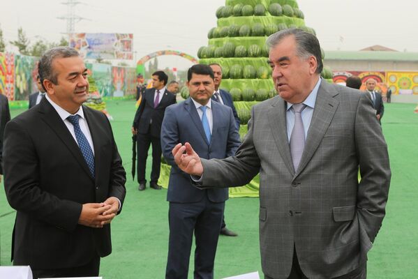 Свой визит президент начал с посещения ферм и осмотра сельскохозяйственной и промышленной продукции - Sputnik Таджикистан