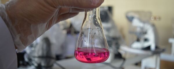 Мензурка в руках - Sputnik Тоҷикистон