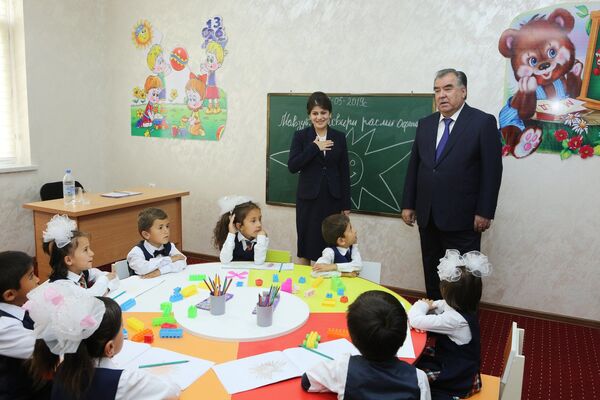  Всего в школе находится 30 классов, включая компьютерный кабинет - Sputnik Таджикистан
