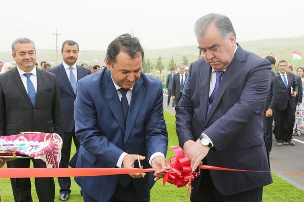 Президент торжественно перерезал символическую ленту при въезде на трассу - Sputnik Таджикистан