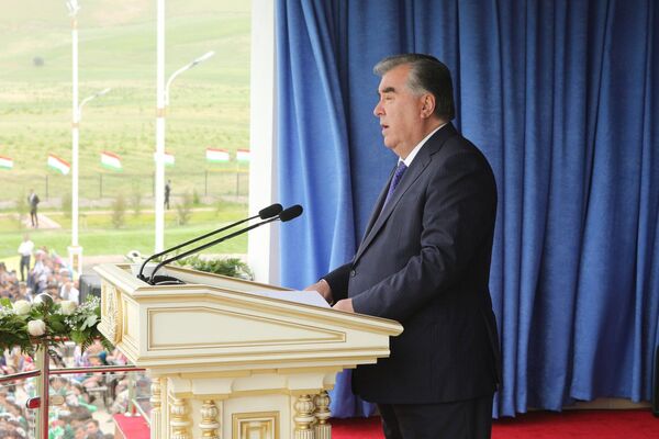 Сегодня президент Таджикистана Эмомали Рахмон прибыл с рабочим визитом в Дангаринский район Хатлонской области - Sputnik Таджикистан
