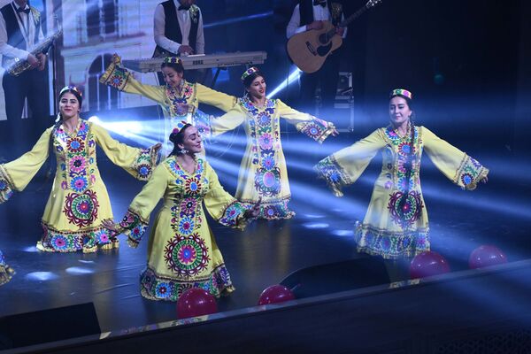 Концерт в честь Дня молодёжи, танцевальный ансамбль Лола - Sputnik Таджикистан