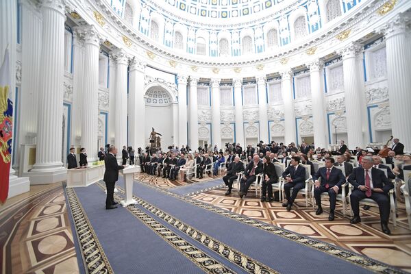 Букет и орден Невского: Путин наградил Маргариту Симоньян Букет и орден Невского: Путин наградил Маргариту Симоньян - Sputnik Таджикистан