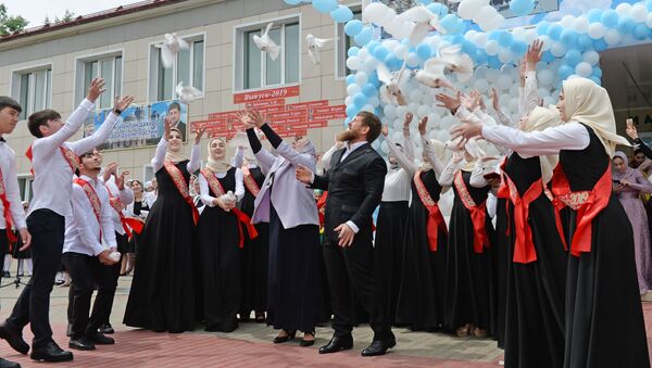 Глава Чеченской Республики Рамзан Кадыров вместе со школьниками запускают белых голубей во время последнего звонка в школе №1 в селе Ахмат-Юрт - Sputnik Таджикистан
