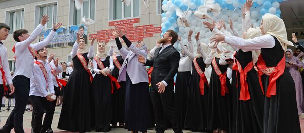 Глава Чеченской Республики Рамзан Кадыров вместе со школьниками запускают белых голубей во время последнего звонка в школе №1 в селе Ахмат-Юрт Глава Чеченской Республики Рамзан Кадыров вместе со школьниками запускают белых голубей во время последнего звонка в школе №1 в селе Ахмат-Юрт - Sputnik Таджикистан