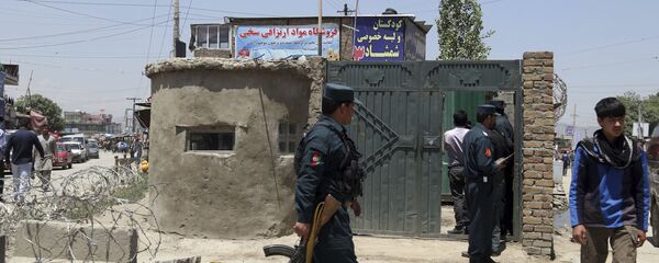 Сотрудник афганских сил безопасности идет перед контрольно-пропускным пунктом безопасности после нападения на окраину Кабула, Афганистан - Sputnik Таджикистан