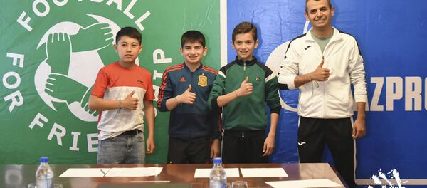 Юные таджикские футболисты отправились в Мадрид для участия в седьмом сезоне Международной детской социальной программы Футбол для дружбы - Sputnik Таджикистан