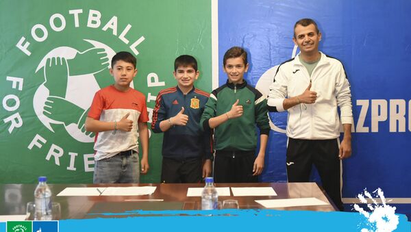Юные таджикские футболисты отправились в Мадрид для участия в седьмом сезоне Международной детской социальной программы Футбол для дружбы - Sputnik Таджикистан