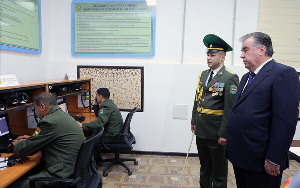 Рахмон посетил Центр управления государственной границей Пограничных войск  - Sputnik Таджикистан