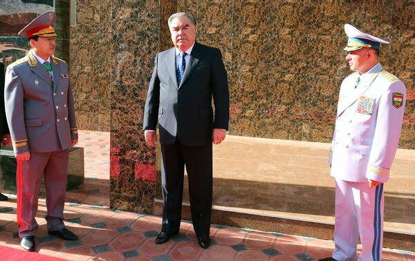 Рахмон посетил Центр управления государственной границей Пограничных войск - Sputnik Таджикистан