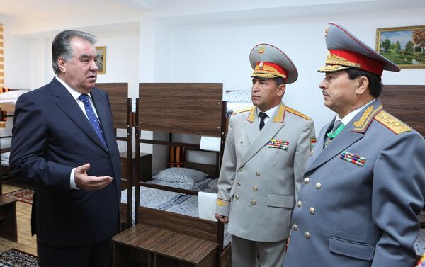 Рахмон посетил Центр управления государственной границей Пограничных войск - Sputnik Таджикистан