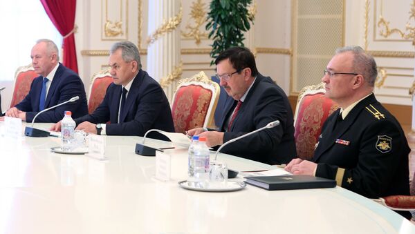 Встреча министра обороны РФ Сергея Шойгу с президентом Таджикистана Эмомали Рахмоном - Sputnik Таджикистан
