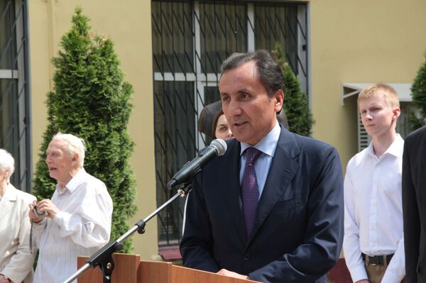 Дар Маскав нимпайкараи Шукурҷон Зуҳуровро гузоштанд Дар Маскав нимпайкараи Шукурҷон Зуҳуровро гузоштанд - Sputnik Тоҷикистон