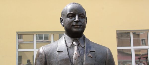 Бюст Шукурджона Зухурова в Государственном университееу по землеустройству - Sputnik Таджикистан