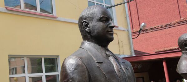 Бюст Шукурджона Зухурова в Государственном университете по землеустройству Бюст Шукурджона Зухурова в Государственном университете по землеустройству - Sputnik Тоҷикистон