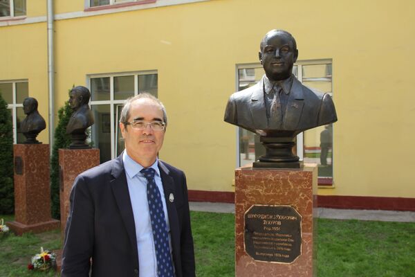 В Москве установили памятник Шукурджону Зухурову В Москве установили памятник Шукурджону Зухурову - Sputnik Таджикистан