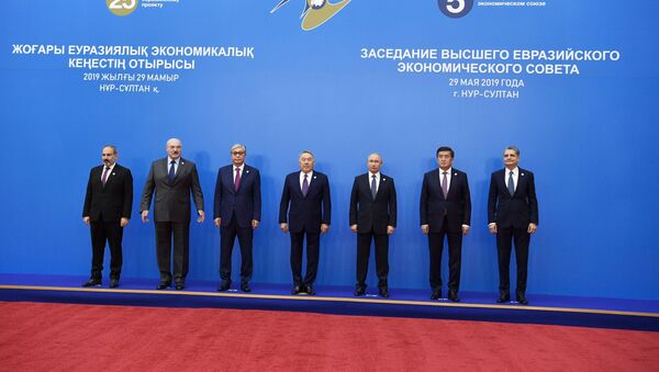 Во время совместного фотографирования глав делегаций государств-участников Высшего Евразийского экономического совета во Дворце независимости в Нур-Султане - Sputnik Таджикистан