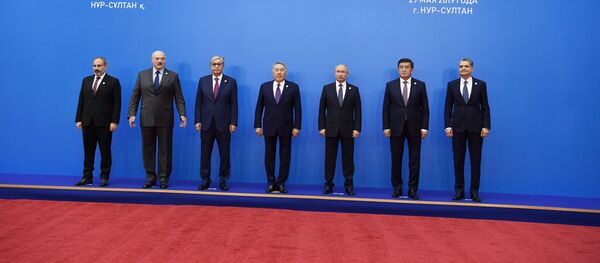 Во время совместного фотографирования глав делегаций государств-участников Высшего Евразийского экономического совета во Дворце независимости в Нур-Султане - Sputnik Таджикистан