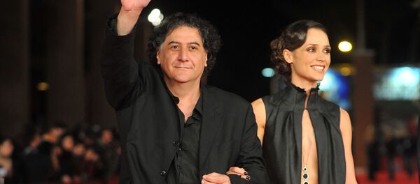 Режиссер Бахтиёр Худоназаров с актрисой Анастасией Микульчиной - Sputnik Таджикистан