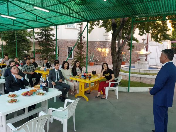 Сафир ба донишҷӯёни тоҷики Бишкек аз ғамхориҳои Эмомалӣ Раҳмон гуфт-акс - Sputnik Тоҷикистон