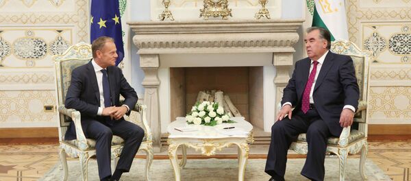 Президент Таджикистана Эмомали Рахмон и глава Европейского совета Дональд Туск Президент Таджикистана Эмомали Рахмон и глава Европейского совета Дональд Туск - Sputnik Таджикистан