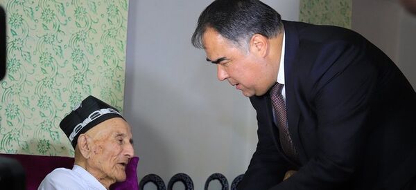 Аҳмадзода ба аёдати собиқадори меҳнат рафт Аҳмадзода ба аёдати собиқадори меҳнат рафт - Sputnik Тоҷикистон