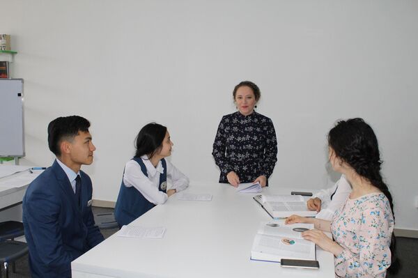 Бим доштам, лекин қоил карданд: суҳбати омӯзгори рус баъди 1 соли кор дар Хуҷанд - Sputnik Тоҷикистон