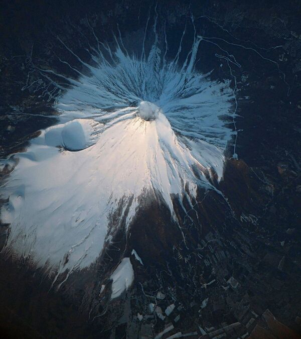 Вулкан Фудзияма с борта Международной космической станции - Sputnik Таджикистан
