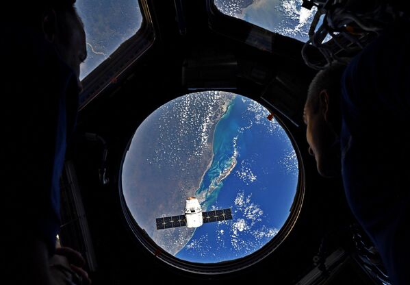 Ракета-носитель Falcon 9 с космическим грузовиком Dragon стартовала с космодрома на мысе Канаверал Ракета-носитель Falcon 9 с космическим грузовиком Dragon стартовала с космодрома на мысе Канаверал - Sputnik Таджикистан