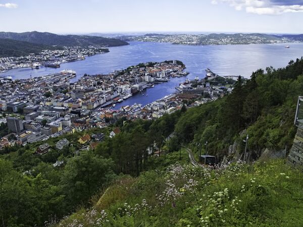 Со смотровой площадки на город Берген в Норвегии открывается необыкновенный вид. Внизу лежит город, который гигантским языком высовывается в синь фьорда - Sputnik Таджикистан
