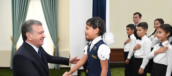 Автомобиль в подарок: Шавкат Мирзиёев оценил стихотворение школьницы - Sputnik Тоҷикистон